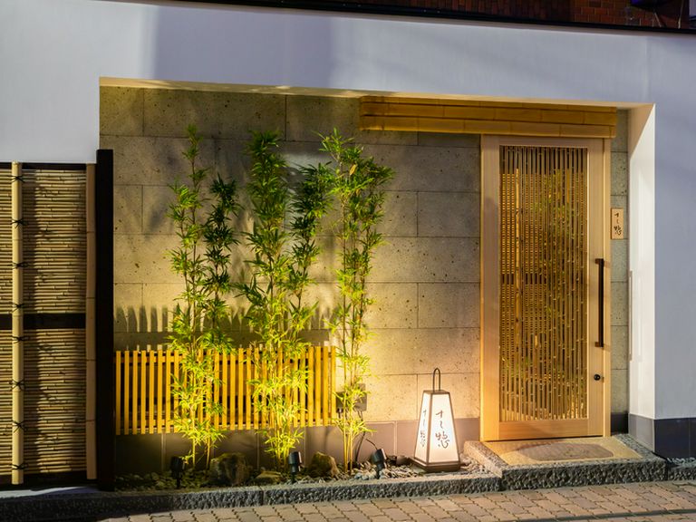 小さな看板とやさしい灯りが迎えてくれる、隠れた名店