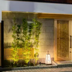 小さな看板とやさしい灯りが迎えてくれる、隠れた名店