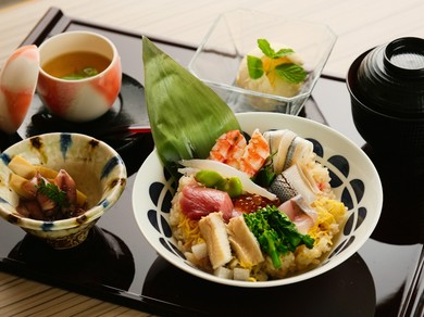 週末ランチ始めます。薔薇ちらしセットは3,500円（税込み）より