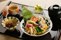 江戸前の赤酢のきいたシャリに、車海老、小肌、穴子、菜の花など春の彩を盛り込んで、小鉢、茶碗蒸し、デザートまでご用意いたします。