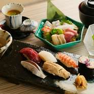 江戸前の赤酢のきいたシャリに、車海老、小肌、穴子、菜の花など春の彩を盛り込んだ、薔薇ちらしと、旬のにぎり寿司を5貫、小鉢、茶碗蒸し、デザートもついたセットです。