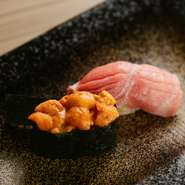 江戸前の赤酢のきいたシャリに、車海老、小肌、穴子、菜の花など春の彩を盛り込んだ、薔薇ちらしと、旬のにぎり寿司を5貫、更にうに、トロも。小鉢、茶碗蒸し、デザートもついたセットです。