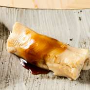 自家製の甘辛い特製タレで煮込んだ長崎から仕入れた穴子。口の中に穴子の旨みが詰まったタレが広が、とろけるようなフワッとした食感に、思わず笑みがこぼれます。