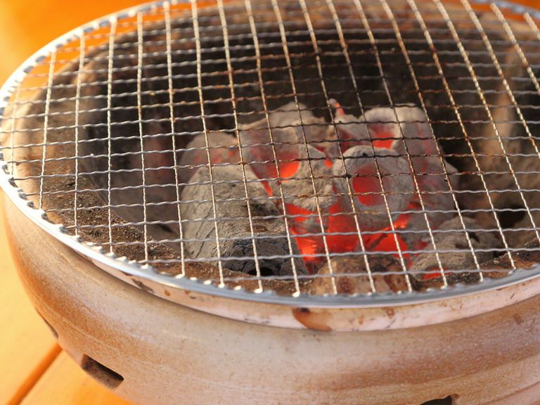 焼き台と炭、おいしい焼肉を食べるために必要なアイテム