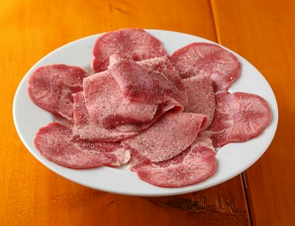 一人前でも山盛り！なのに、どんどん食べられる『特選塩タン』