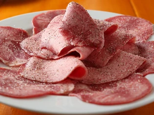 【焼肉工房もく】の教えを元に、つくりあげた一皿『特選塩タン』