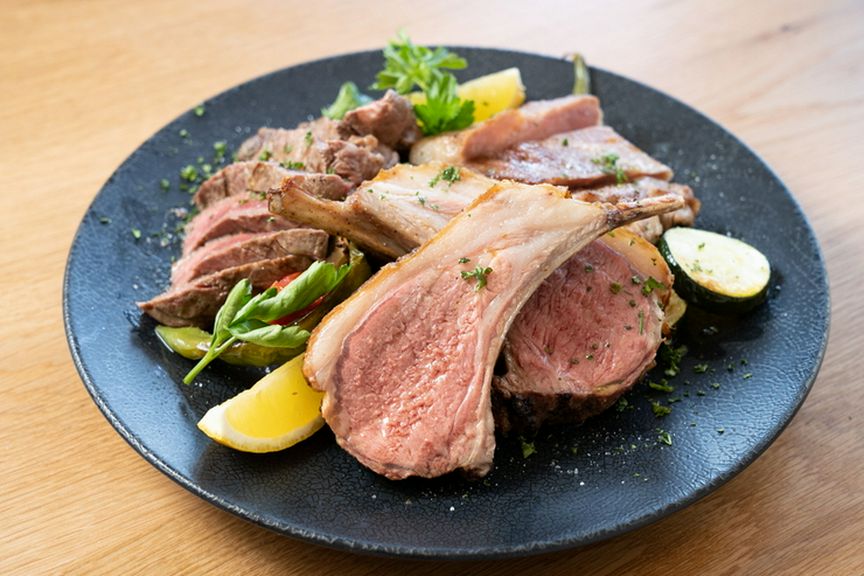 ジューシーな肉料理を存分に『おまかせグリル盛り合わせ』