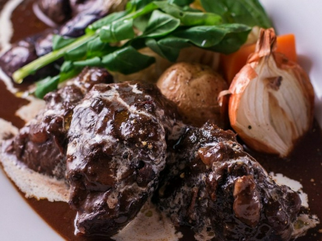 じっくり煮込んでとろける柔らかさ『やわらかビーフシチュー』