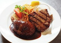 グリル（岩塩と黒胡椒、レモンでさっぱり）
※プラス410円（税込451円）でハンバーグを250gに変更可能！