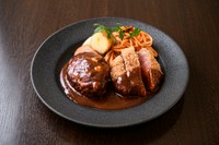 カツレツ（深みのある特製デミグラスソース）
※プラス410円（税込451円）でハンバーグを250gに変更可能！