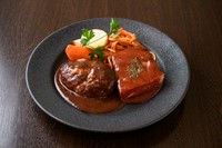 ポークチャップ（昔ながらのケチャップソース）
※プラス410円（税込451円）でハンバーグを250gに変更可能！
