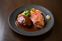 山わさび醤油（香り高い山わさびの特製ソース）

※プラス410円（税込451円）でハンバーグを250gに変更可能！