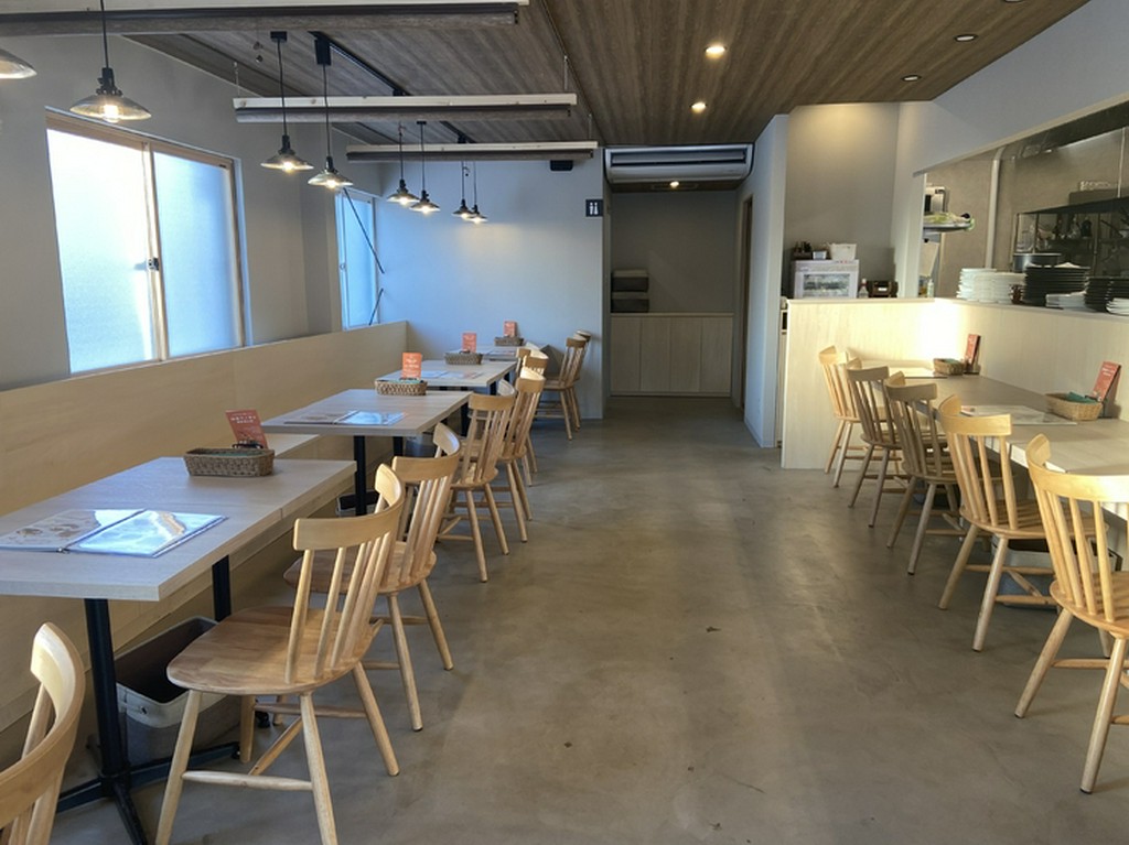 ボックス4名席×5、カウンター席×6