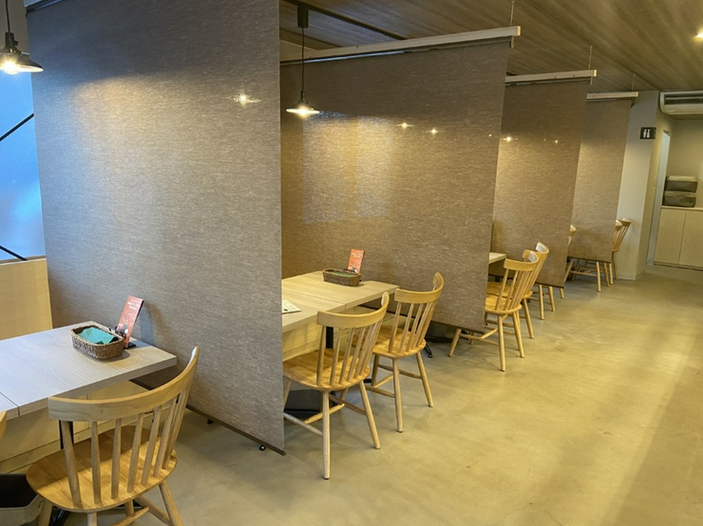ボックス席はロールスクリーンで仕切られ、ゆっくりと利用可能
