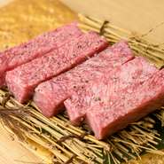 飛騨牛とは、岐阜県飛騨で厳しい条件のもと肥育された牛肉。柔らかな肉質と甘みのある脂が、口の中一杯に広がります。焼肉で、そのおいしさをダイレクトに味わいましょう
