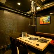 どの席に座っても、ロールカーテンを下ろせば個室として使えます。記念日や誕生日のお祝いなど、特別な時間を過ごしたいときにオススメです。誰にも邪魔されない時間を満喫。