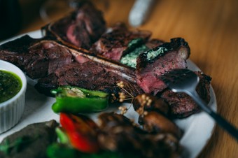 薪火のひとさら『Ｔボーンの薪火焼き 季節野菜のグリル バーベキューソース』