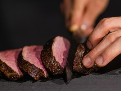 メインとなる牛肉の薪火焼き