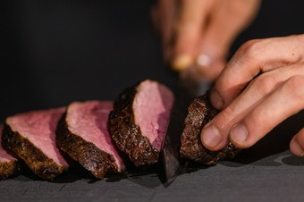 牛の薪火グリル