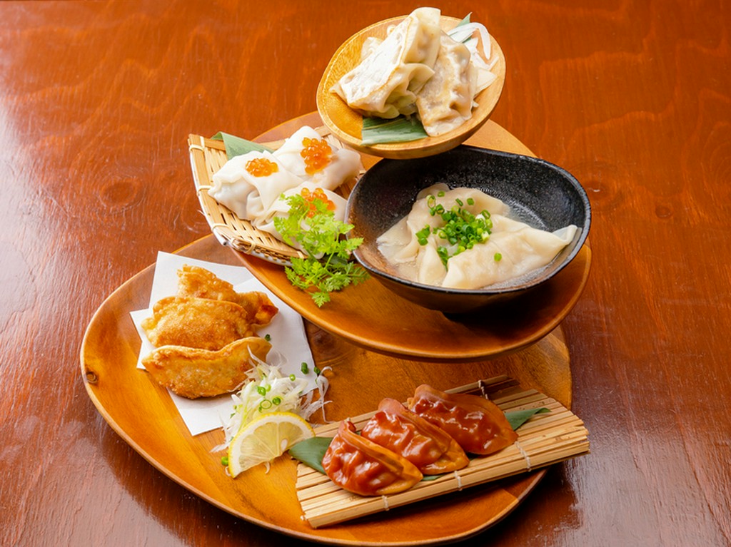 個性豊かな餃子を食べ比べ『パオ名物！5種餃子の階段盛り』