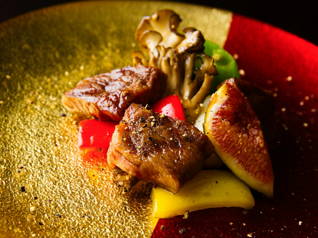 2種の焼き方で素材のおいしさを存分に引き出す『山形牛炭火焼き　黒コショウ炒め』