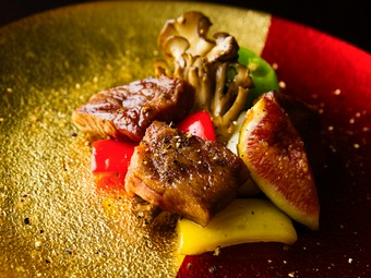 2種の焼き方で素材のおいしさを存分に引き出す『山形牛炭火焼き　黒コショウ炒め』