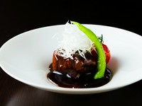 口の中でとろける食感が堪らない『米澤豚一番育ちのトロトロ黒酢の酢豚』