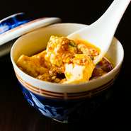 料理人の髙橋氏が生み出した、新スタイルの麻婆豆腐。一番の特長は豆腐の甘さが際立っていること。絹ごしのような食感に仕上がった木綿豆腐と、山椒がピリッと効いた刺激的な風味は箸が止まらないおいしさです。