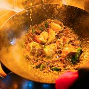 髙橋氏が【山形グランドホテル】で働いていたときに「師匠が作る麻婆豆腐とは異なる味をつくろう」と考案したとか。山形県産の豆腐を活かし、甘さを際立たせています。辛いものが苦手な人もはまってしまう味です。