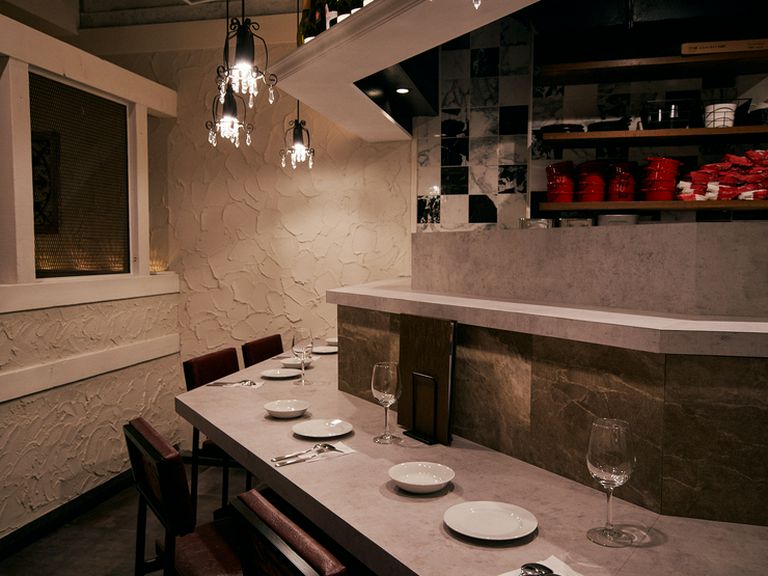 和やかに歓談しながら食事とお酒を楽しめるカウンター席