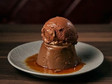 濃厚な味わいがたまらない『自家製　チョコプリンのアイスクリーム乗せ』