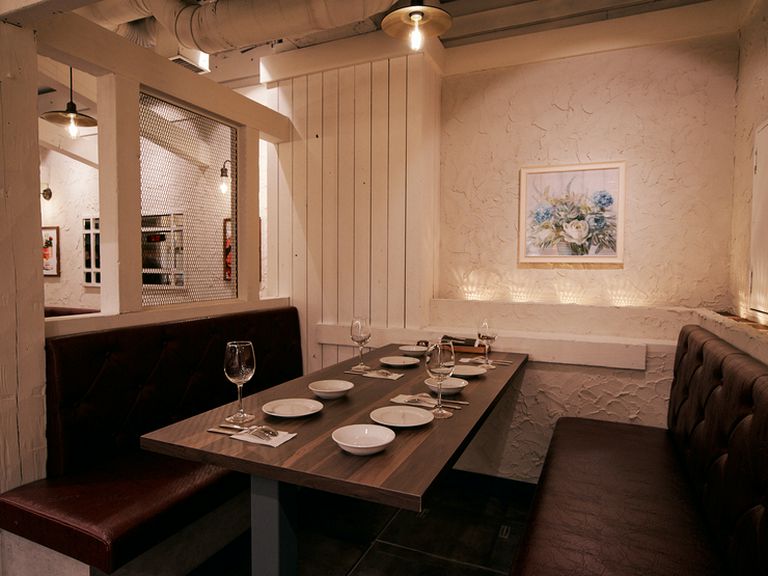 さりげなくシャンデリアが煌めく、オシャレなダイニング