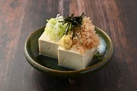 たっぷり薬味をのせたなめらか豆腐です。