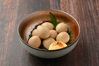 うずらを自家製の醤油ダレに漬け込んだおつまみです。