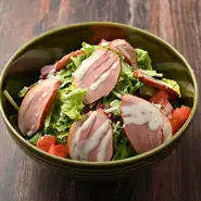 シャキシャキ野菜とスモーク鴨の香りが引き立つクリーミーなサラダです。