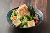 鰹節と豆腐でさっぱりとした和風香味サラダです。
