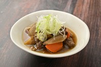 ほろほろになるよう二段階で炊き込んだ味噌仕立ての牛すじ煮込みです。