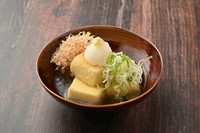 自家製出汁でいただくふっくらとした揚げ出し豆腐です。