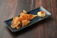 コラーゲンたっぷりのえいひれを香ばしく炙り焼きにした一品です。