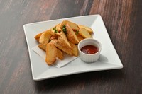 ほくほくとした食感の厚切りポテトフライです。