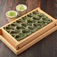 つなぎに布海苔という海藻を使ったお蕎麦です。新潟県越後地方でへぎと呼ばれる杉で作られた容器に盛り付けて提供されることからこう呼ばれています。小 1～2人前:1298円／中 3～4人前:2596円／大 5～6人前:3894円