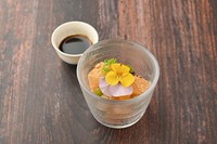 きな粉たっぷりのわらび餅ともちっとしたかのこ豆を黒蜜でお召し上がりください。