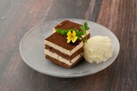 濃厚でなめらかなくちどけのティラミスにバニラアイスを添えて。