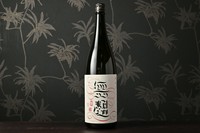 精米歩合70%のあえて磨かない新型淡麗スタイル。フレッシュなチリチリ感を感じつつも、ふわりと旨味広がる辛口純米酒。（2合2079円）