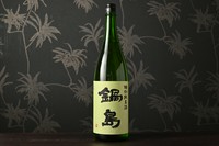パン酵母のような、ほわっとした麹の香りと甘さを引き締めるほのかなガス感を楽しめる純米酒。（2合2299円）