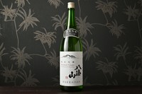 奇麗ですっきりとした味わいの中にも、ほのかな酸味としっかとした味わいを感じる純米吟醸酒。（2合2959円）