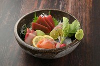 当店のお魚は毎日卸売り市場から仕入れた新鮮な鮮魚を取り揃えております。料理長が厳選した鮮魚をぜひお召し上がりください。