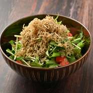 カリカリに揚げたじゃことハリハリ水菜の食感が楽しめるサラダです。