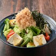 鰹節と豆腐でさっぱりとした和風香味サラダです。