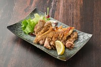 鶏もも肉を一枚丸ごと焼き上げました。柚子胡椒と一緒にお召し上がりください。